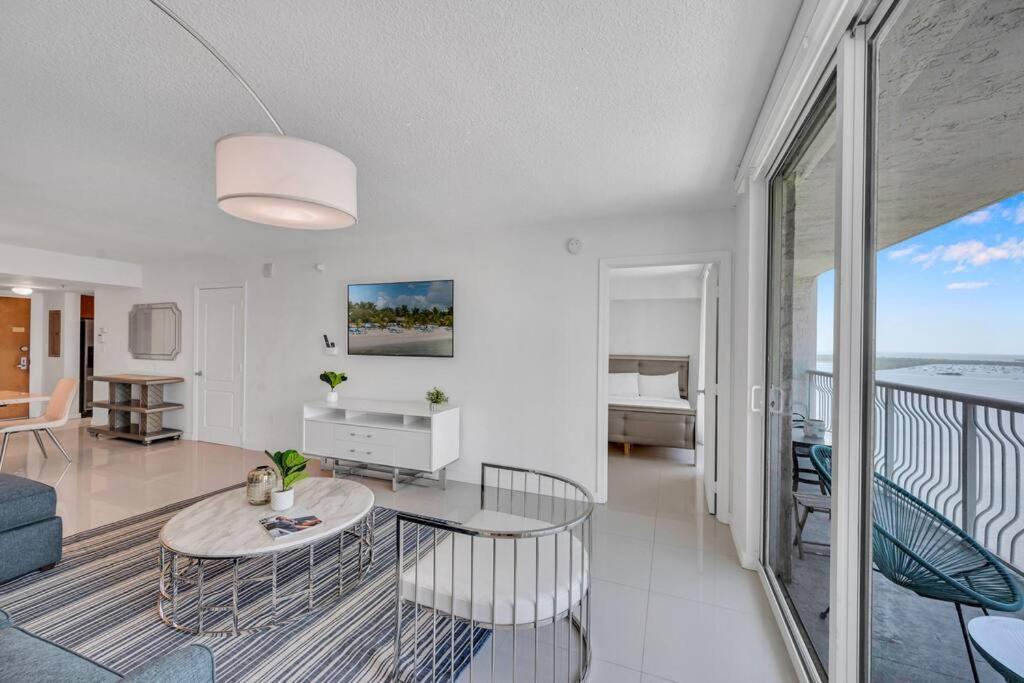 Luxurious Private Unit With Parking Lägenhet Miami Exteriör bild