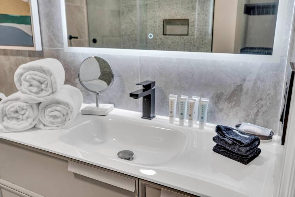 Luxurious Private Unit With Parking Lägenhet Miami Exteriör bild