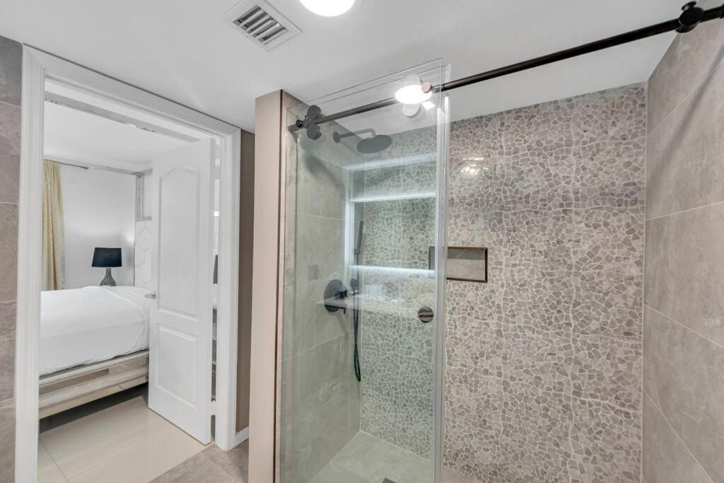 Luxurious Private Unit With Parking Lägenhet Miami Exteriör bild