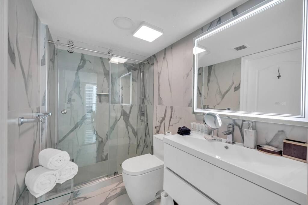 Luxurious Private Unit With Parking Lägenhet Miami Exteriör bild