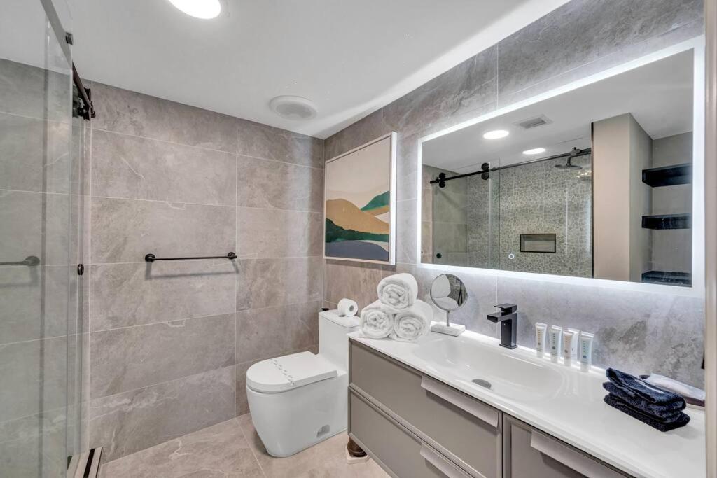 Luxurious Private Unit With Parking Lägenhet Miami Exteriör bild