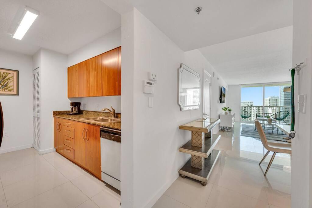 Luxurious Private Unit With Parking Lägenhet Miami Exteriör bild