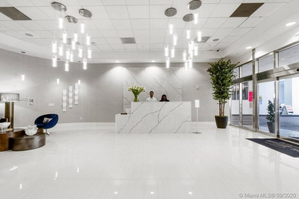 Luxurious Private Unit With Parking Lägenhet Miami Exteriör bild